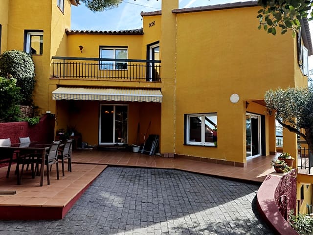 5 bedroom Villa for sale in Fontpineda with garage - € 539,000 (Ref: 9736251)