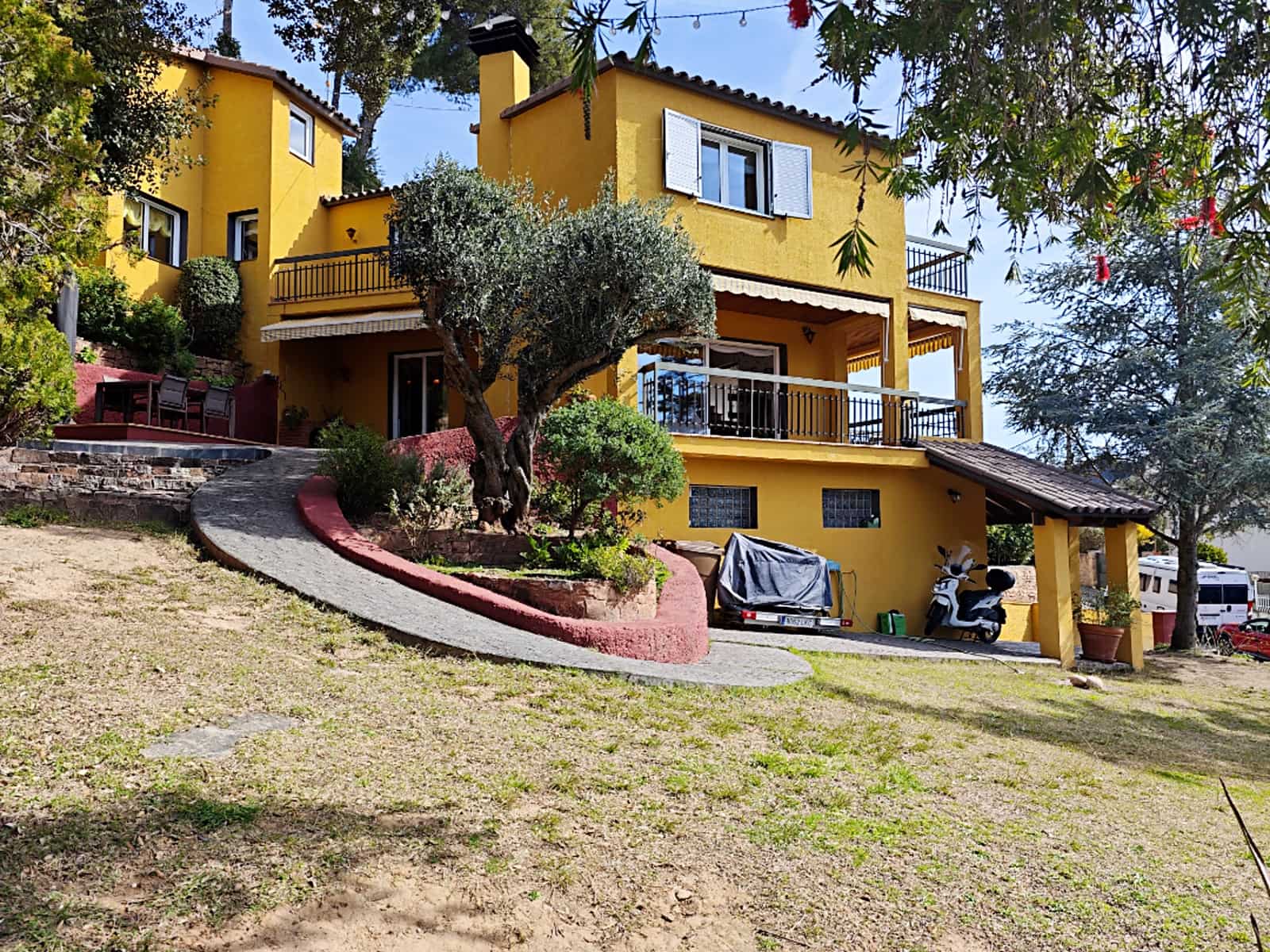 5 bedroom Villa for sale in Palleja with garage - € 539,000 (Ref: 9736251)