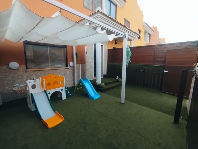 4 soveværelse Rækkehus til salg i Puerto del Rosario - € 295.000 (Ref: 9756325)