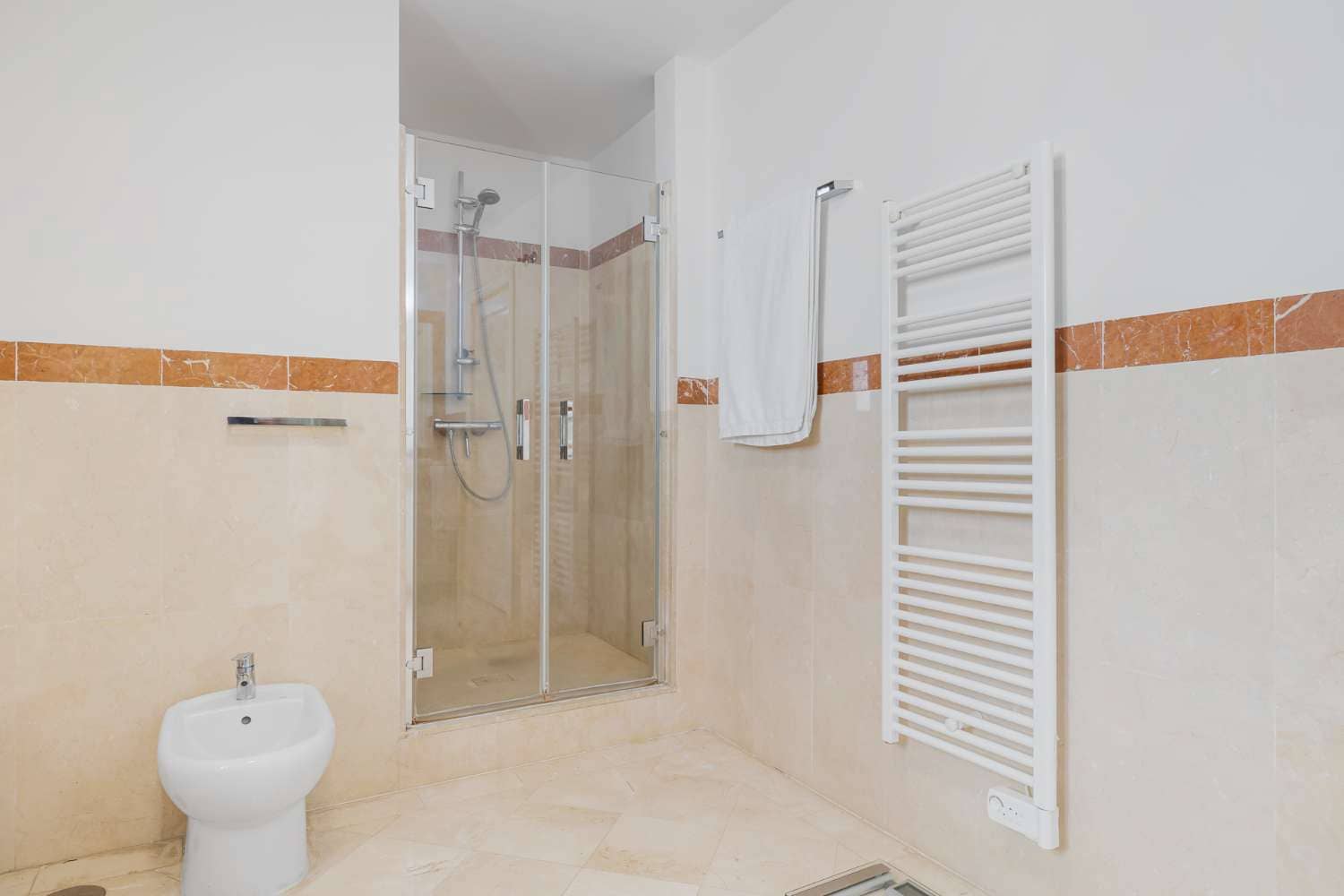 Adosado de 5 habitaciones en Benahavís en venta con piscina - 1.095.000 € (Ref: 9591727)