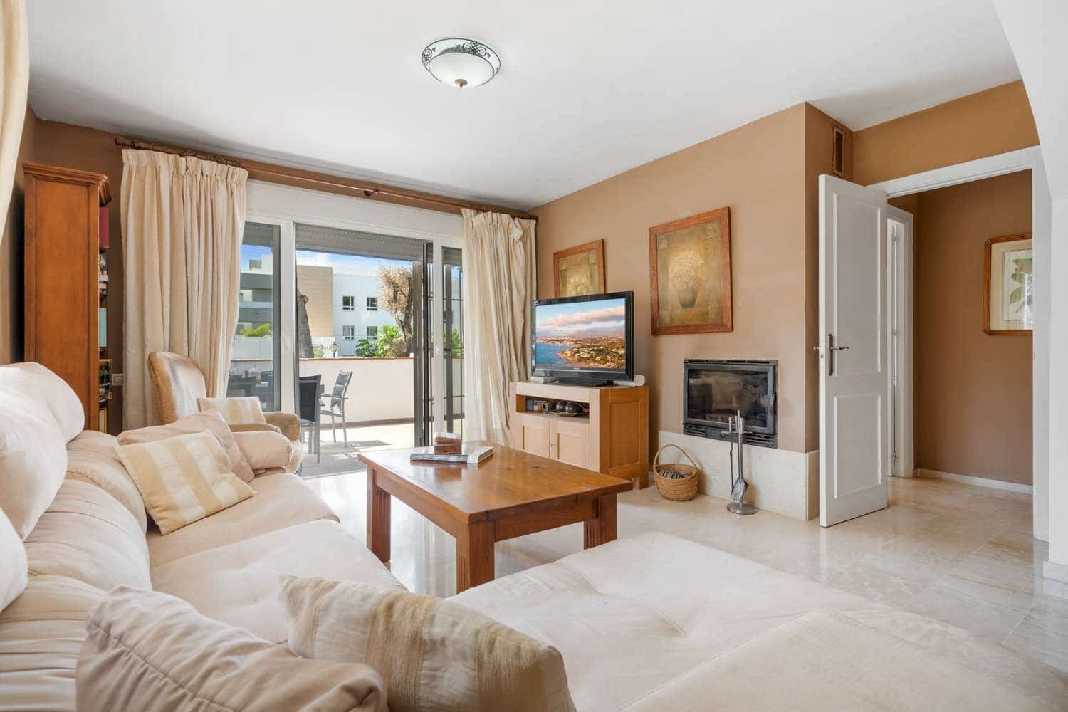 3 chambre Appartement à vendre à Nueva Andalucia avec piscine - 680 000 € (Ref: 9591737)