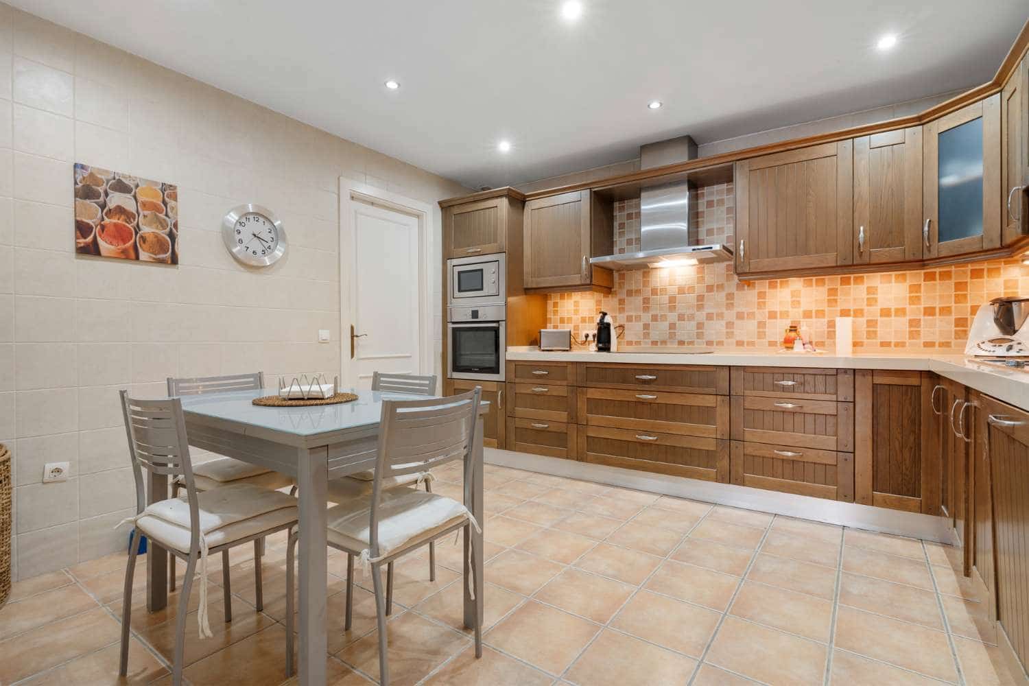 3 chambre Appartement à vendre à Nueva Andalucia avec piscine - 680 000 € (Ref: 9591737)