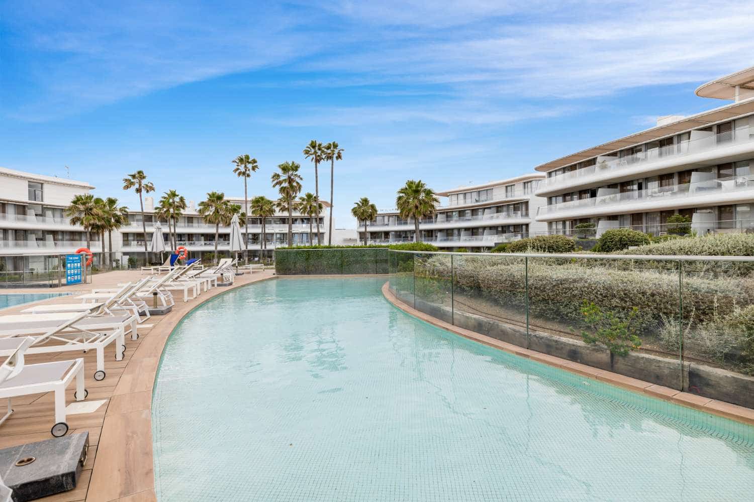 Apartamento de 3 habitaciones en Estepona en venta con piscina garaje - 995.000 € (Ref: 9591741)