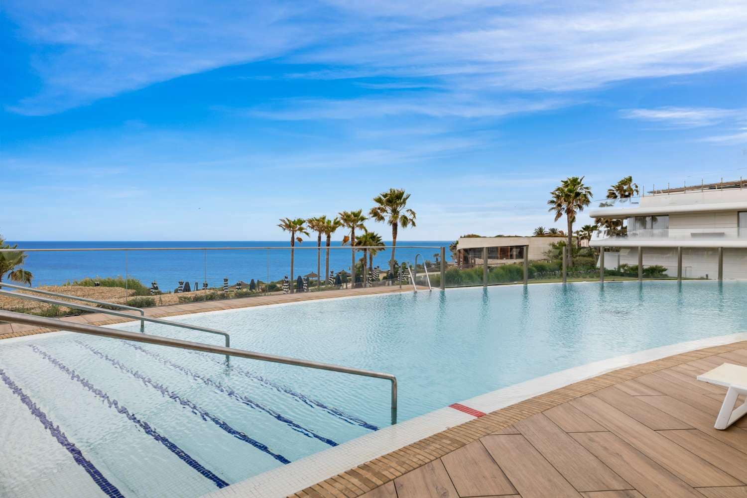 Apartamento de 3 habitaciones en Estepona en venta con piscina garaje - 995.000 € (Ref: 9591741)