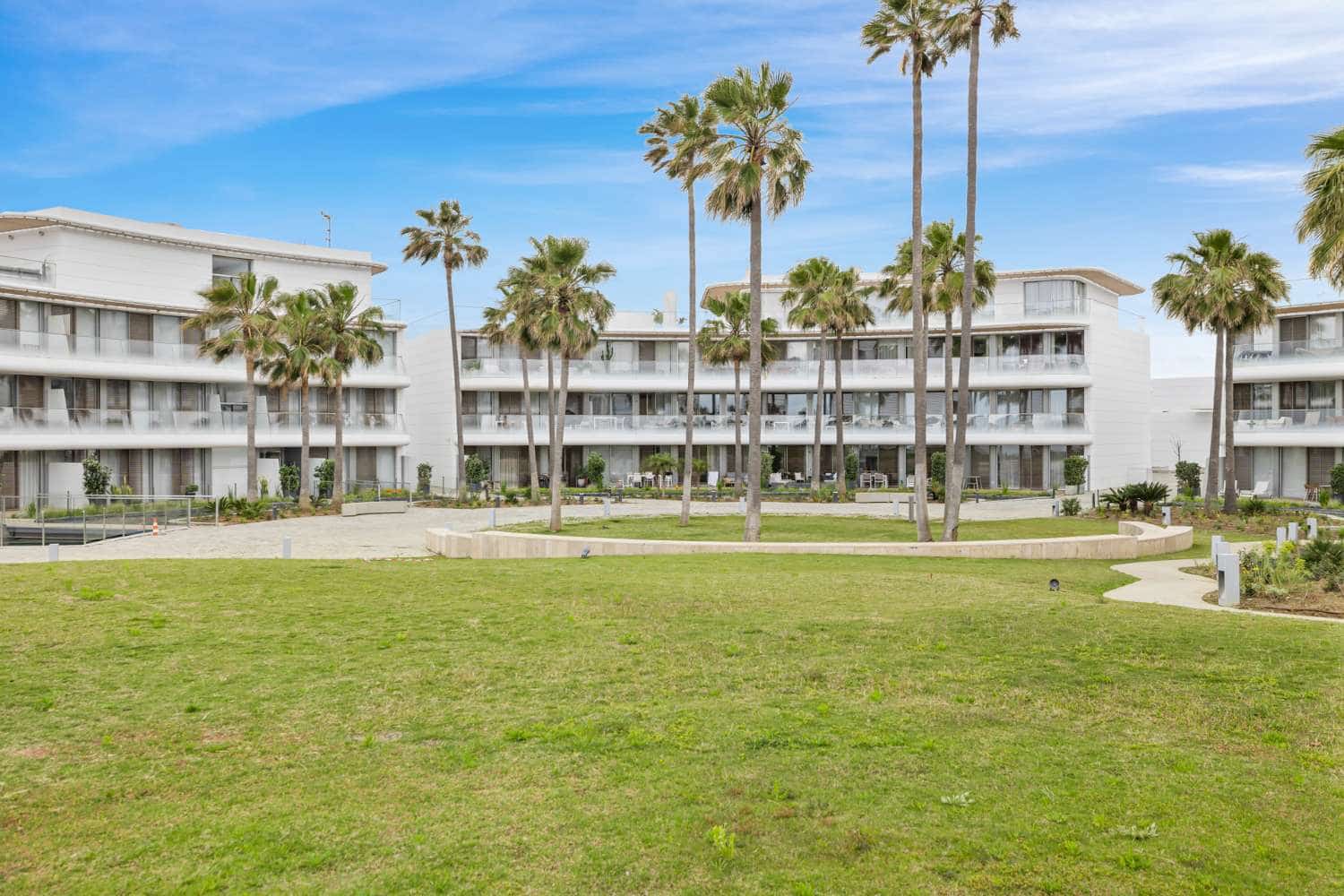 Apartamento de 3 habitaciones en Estepona en venta con piscina garaje - 995.000 € (Ref: 9591741)