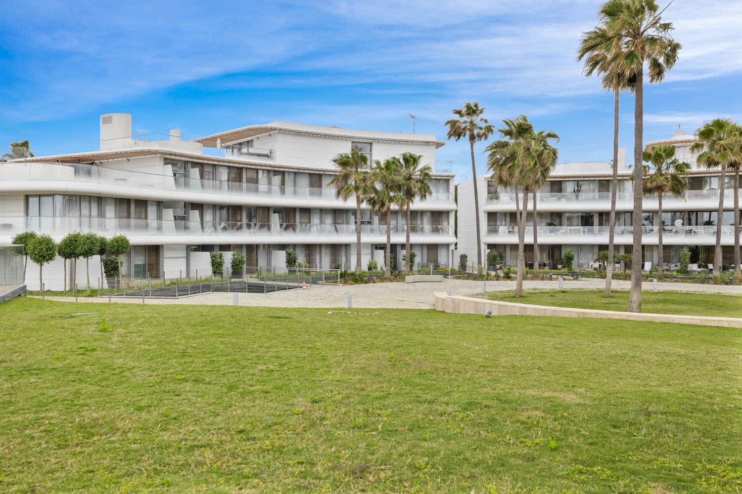 Apartamento de 3 habitaciones en Estepona en venta con piscina garaje - 995.000 € (Ref: 9591741)