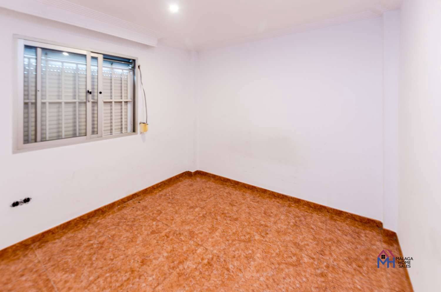3 bedroom Flat for sale in Malaga city - € 250,000 (Ref: 9610836)