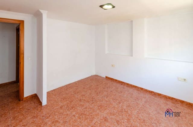 3 bedroom Flat for sale in San Andres, Málaga city - € 250,000 (Ref: 9610836)