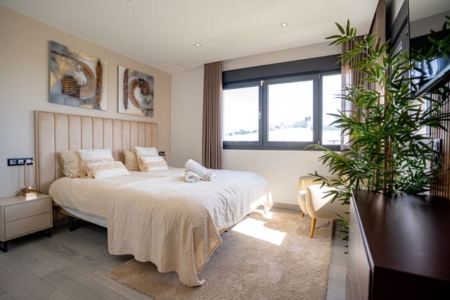 Chalet de 3 habitaciones en Lomas de Cabo Roig - Los Dolses, Orihuela en venta con piscina garaje - 550.000 € (Ref: 9807078)