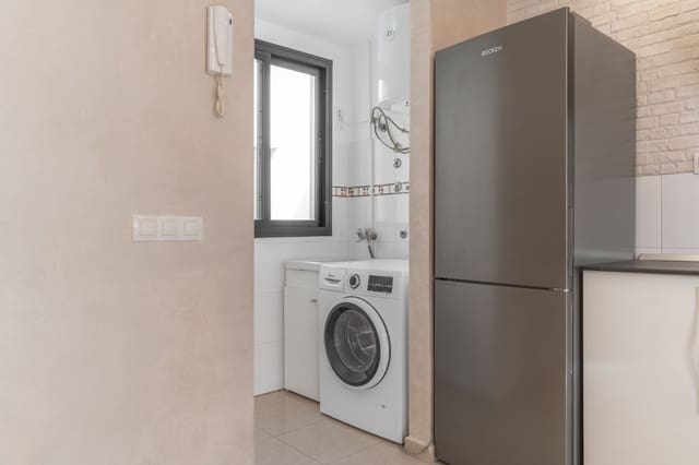 2 makuuhuone Kattohuoneisto myytävänä paikassa Casco Urbano, Adeje mukana 
autotalli - 277 500 € (Ref: 9587983)