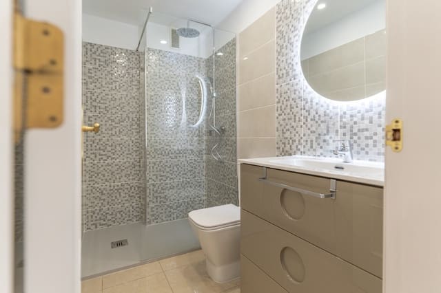 2 makuuhuone Kattohuoneisto myytävänä paikassa Casco Urbano, Adeje mukana 
autotalli - 277 500 € (Ref: 9587983)