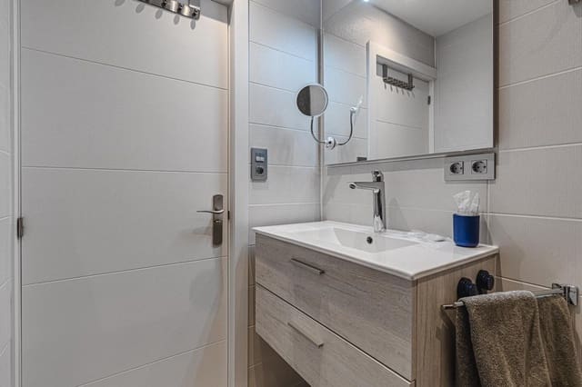 Ático de 2 habitaciones en Playa Fañabe, Adeje en venta con piscina - 550.000 € (Ref: 9588056)