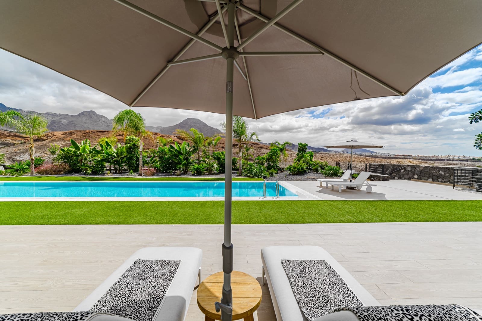 5 soveværelse Villa til salg i La Caleta Adeje med swimmingpool - € 6.150.000 (Ref: 9593062)