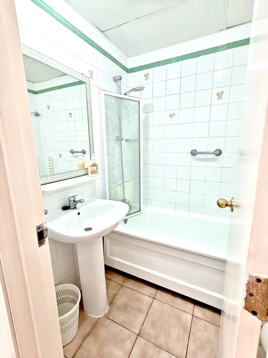 Apartament na sprzedaż w Los Cristianos z basenem - 199 000 € (Ref: 9598077)