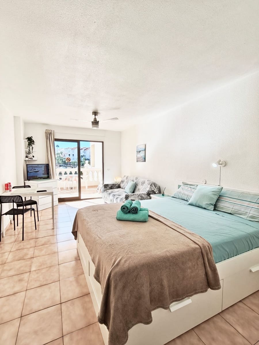 Apartament na sprzedaż w Los Cristianos z basenem - 199 000 € (Ref: 9598077)