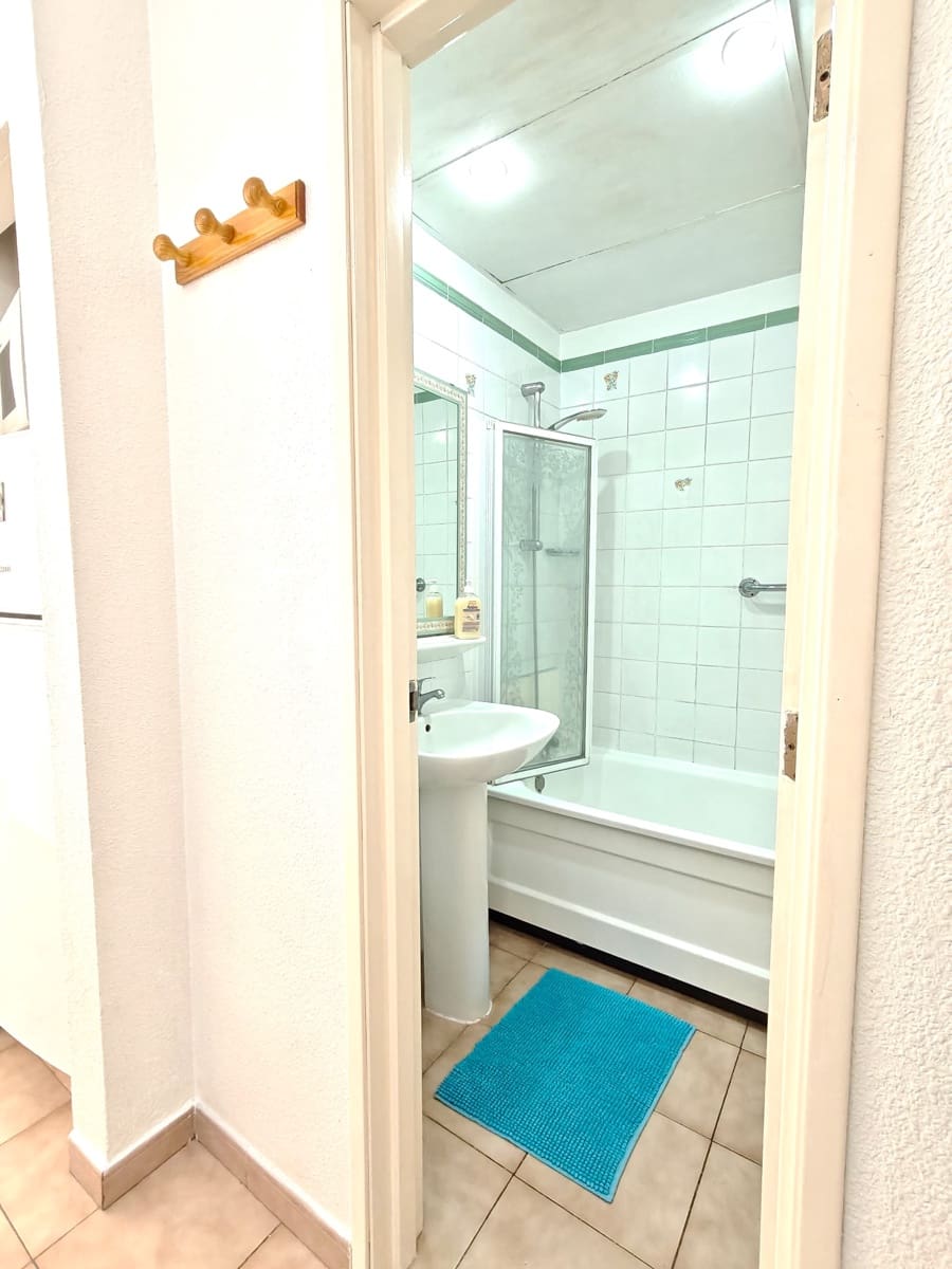 Apartament na sprzedaż w Los Cristianos z basenem - 199 000 € (Ref: 9598077)