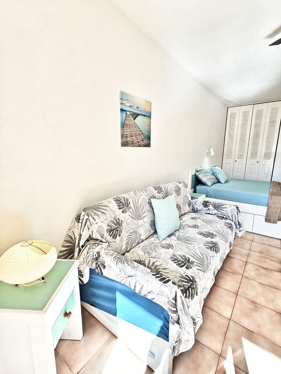 Apartament na sprzedaż w Los Cristianos z basenem - 199 000 € (Ref: 9598077)