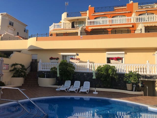 3 soverom Hus til salgs i Los Cristianos med svømmebasseng garasje - € 995 000 (Ref: 9795678)