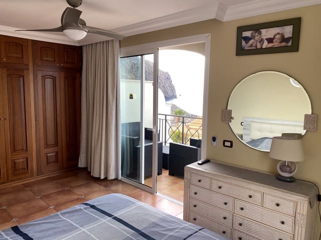 3 soverom Hus til salgs i Los Cristianos, Arona med svømmebasseng garasje - € 995 000 (Ref: 9795678)