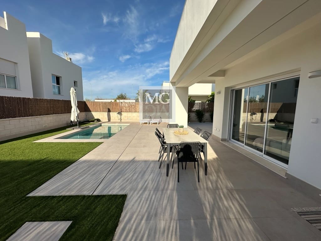 3 bedroom Semi-detached Villa for sale in Pilar de la Horadada with pool garage - € 575,000 (Ref: 9625153)