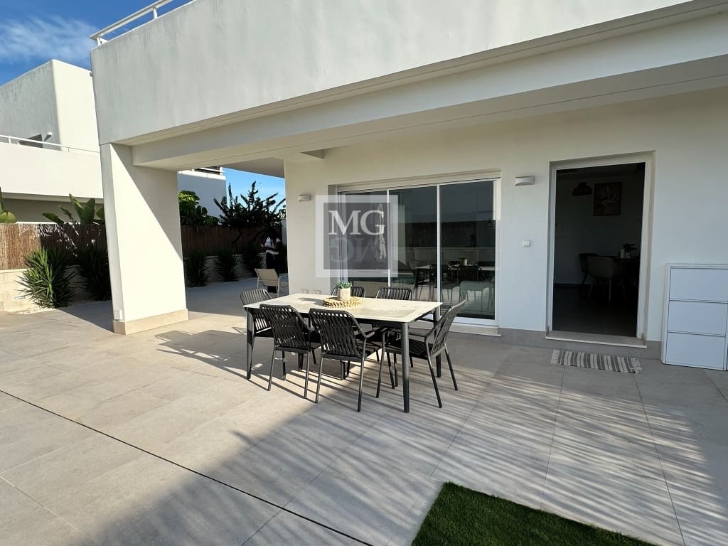 3 bedroom Semi-detached Villa for sale in Pilar de la Horadada with pool garage - € 575,000 (Ref: 9625153)