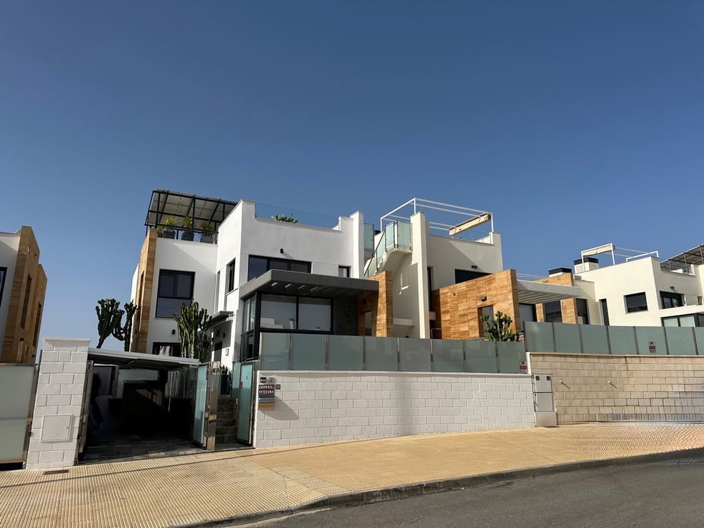 3 camera da letto Villetta Bifamiliare in vendita in Orihuela Costa con piscina garage - 585.000 € (Rif: 9783416)