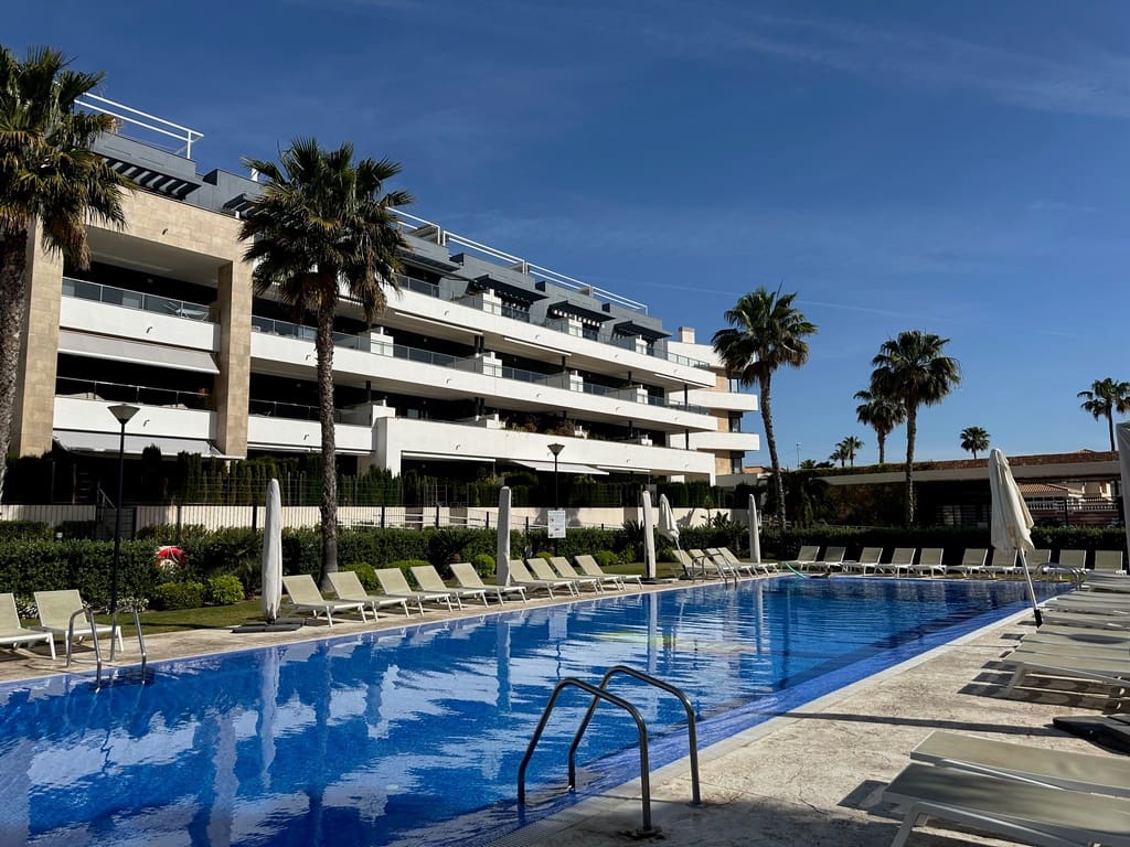 2 makuuhuone Huoneisto myytävänä paikassa Playa Flamenca mukana uima-altaan 
autotalli - 385 000 € (Ref: 9805800)