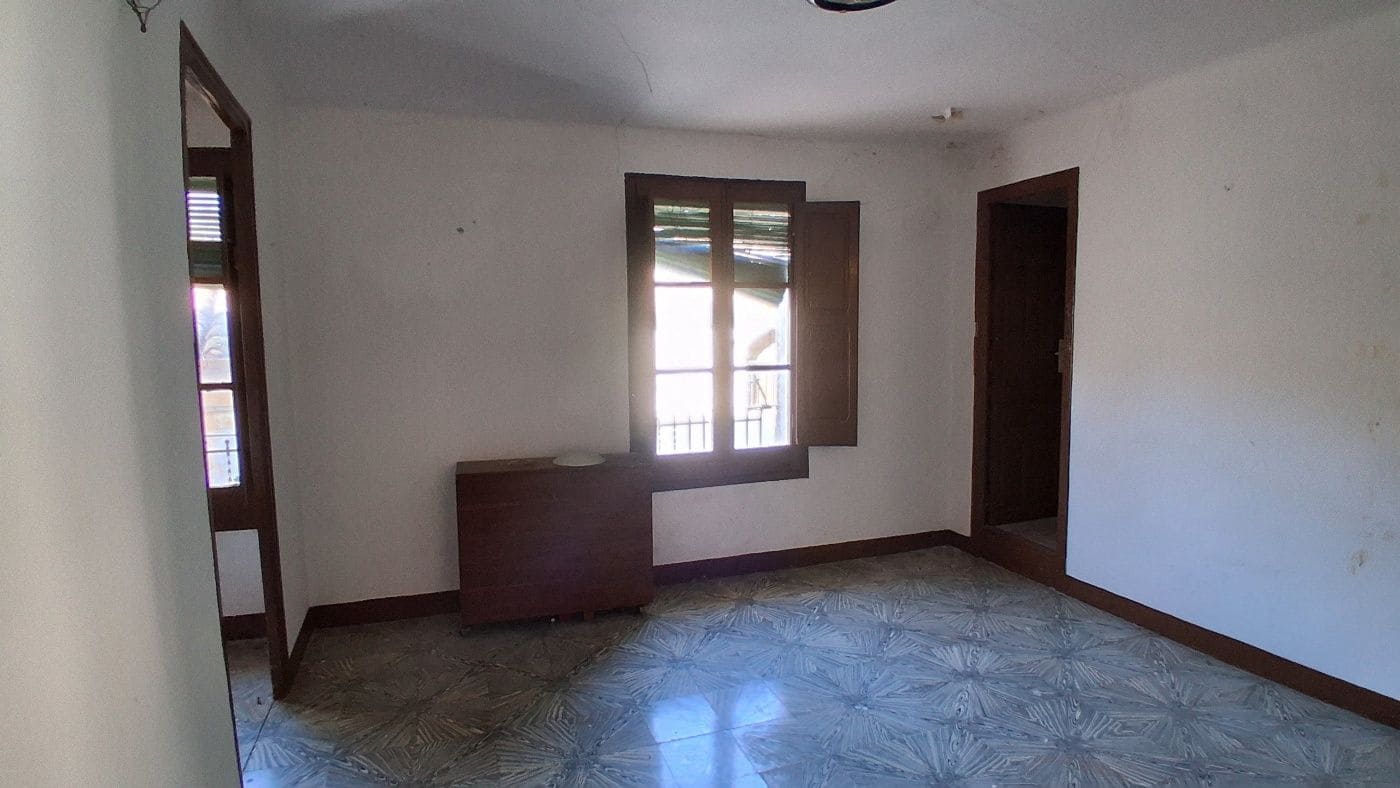 5 bedroom Townhouse for sale in Rasquera with garage - € 60,000 (Ref: 9663366)