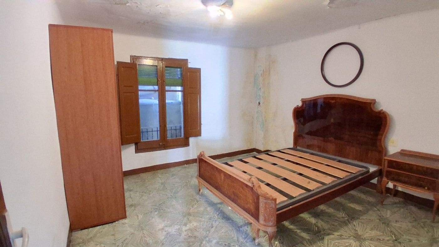 5 bedroom Townhouse for sale in Rasquera with garage - € 60,000 (Ref: 9663366)