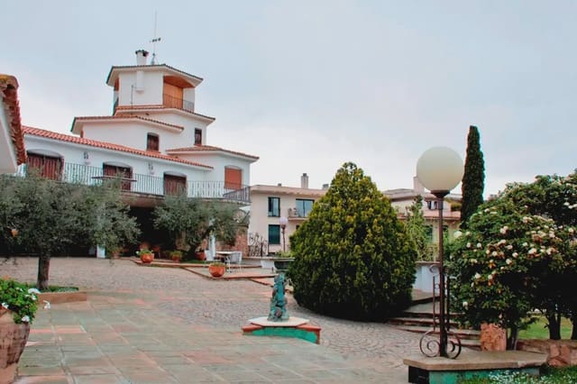 9 soverom Villa til salgs i Riudecanyes med svømmebasseng garasje - € 800 000 (Ref: 9801403)