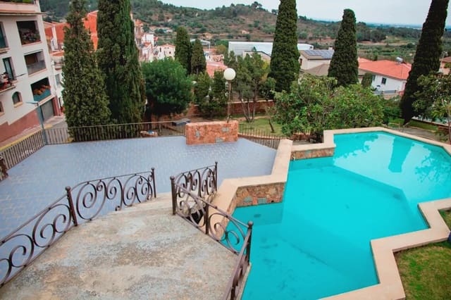 9 soverom Villa til salgs i Riudecanyes med svømmebasseng garasje - € 800 000 (Ref: 9801403)