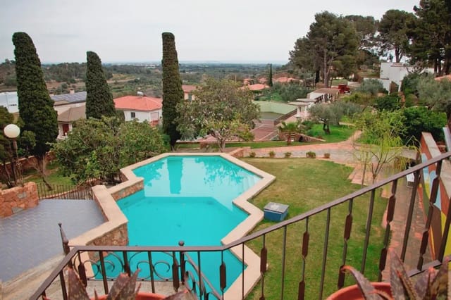 9 soverom Villa til salgs i Riudecanyes med svømmebasseng garasje - € 800 000 (Ref: 9801403)