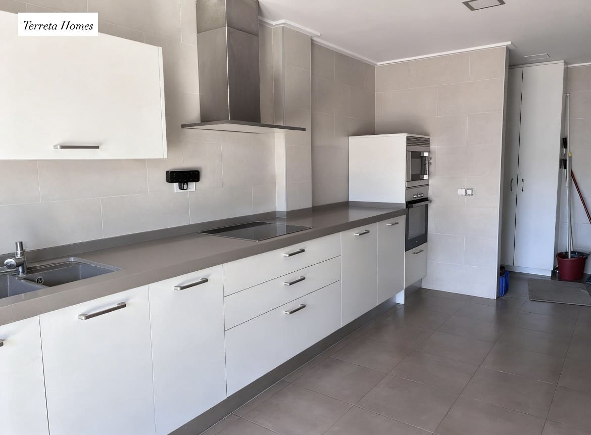 3 makuuhuone Omakotitalo myytävänä paikassa Turis mukana uima-altaan 
autotalli - 350 000 € (Ref: 9685774)