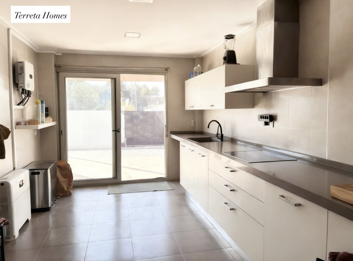 3 makuuhuone Omakotitalo myytävänä paikassa Turis mukana uima-altaan 
autotalli - 350 000 € (Ref: 9685774)