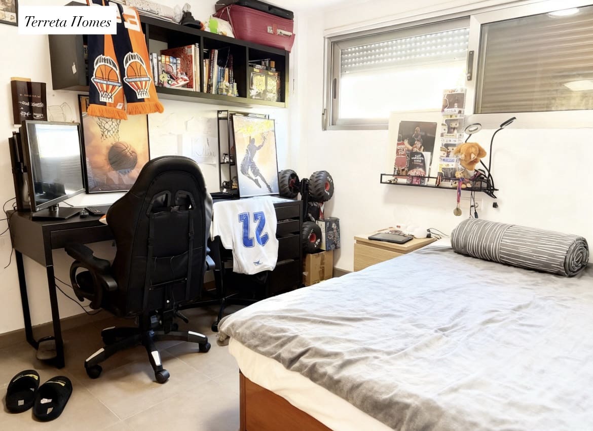 3 makuuhuone Omakotitalo myytävänä paikassa Turis mukana uima-altaan 
autotalli - 350 000 € (Ref: 9685774)