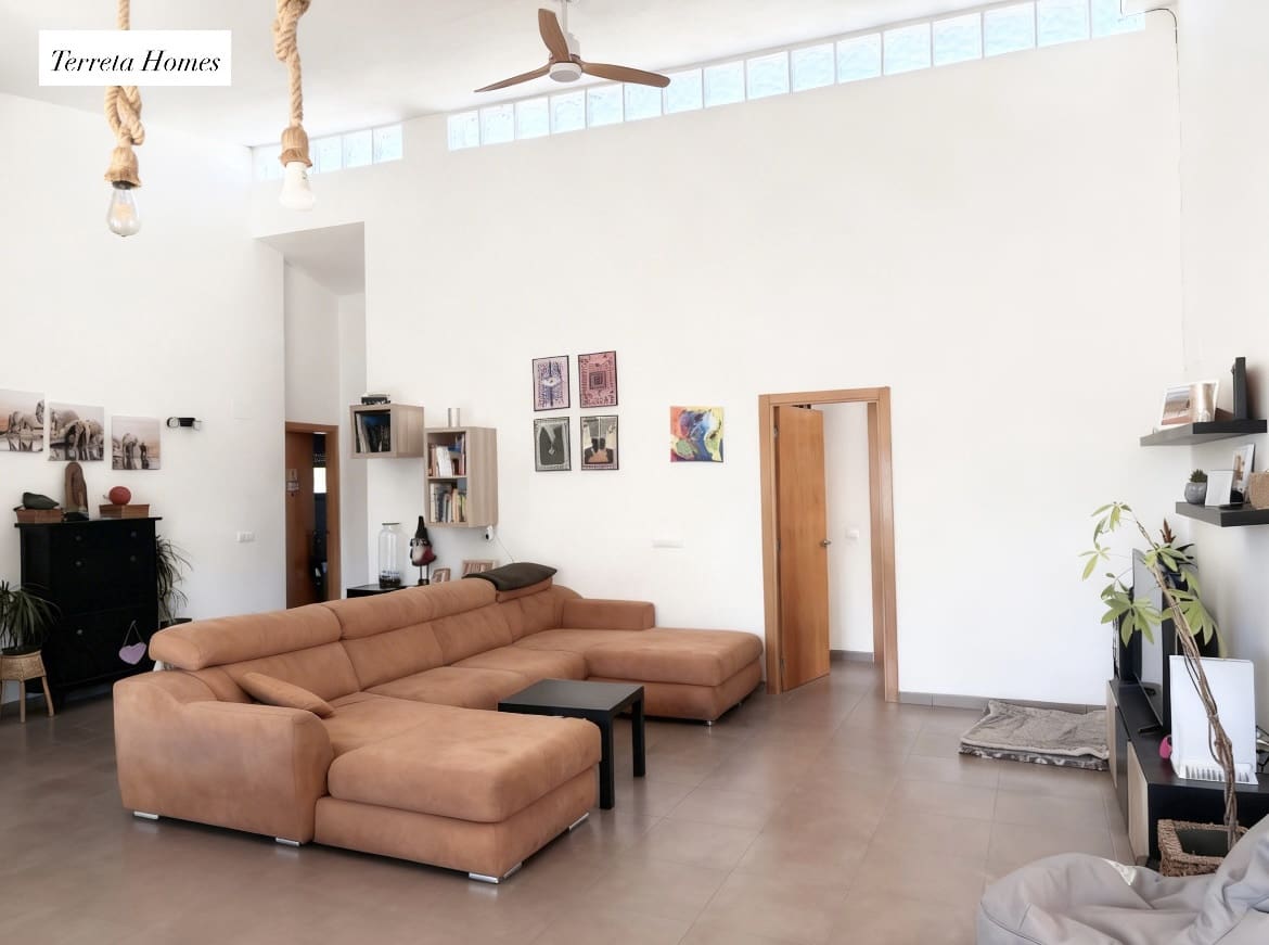 3 makuuhuone Omakotitalo myytävänä paikassa Turis mukana uima-altaan 
autotalli - 350 000 € (Ref: 9685774)