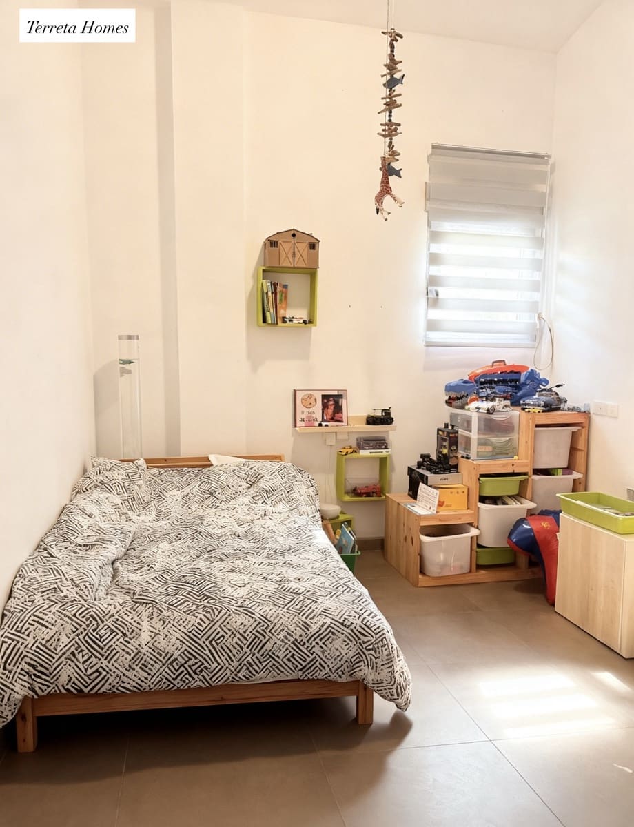 3 makuuhuone Omakotitalo myytävänä paikassa Turis mukana uima-altaan 
autotalli - 350 000 € (Ref: 9685774)