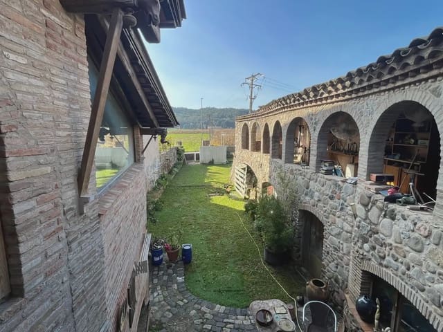 6 bedroom Semi-detached Villa for sale in Bescanó with pool garage - € 350,000 (Ref: 9850008)