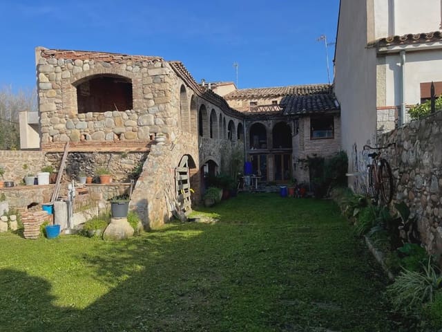 6 bedroom Semi-detached Villa for sale in Bescanó with pool garage - € 350,000 (Ref: 9850008)