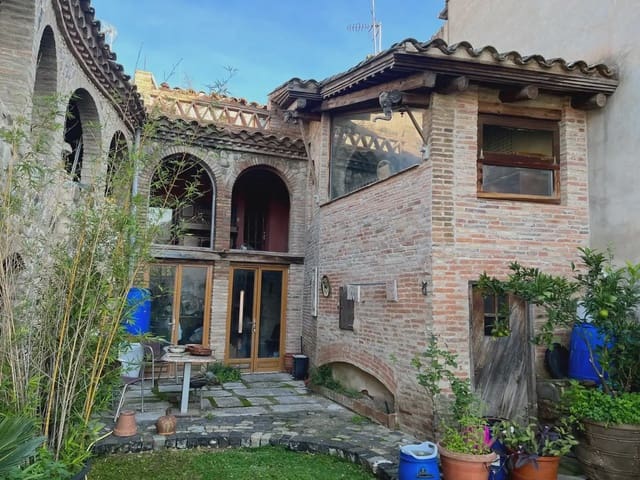 6 bedroom Semi-detached Villa for sale in Bescanó with pool garage - € 350,000 (Ref: 9850008)