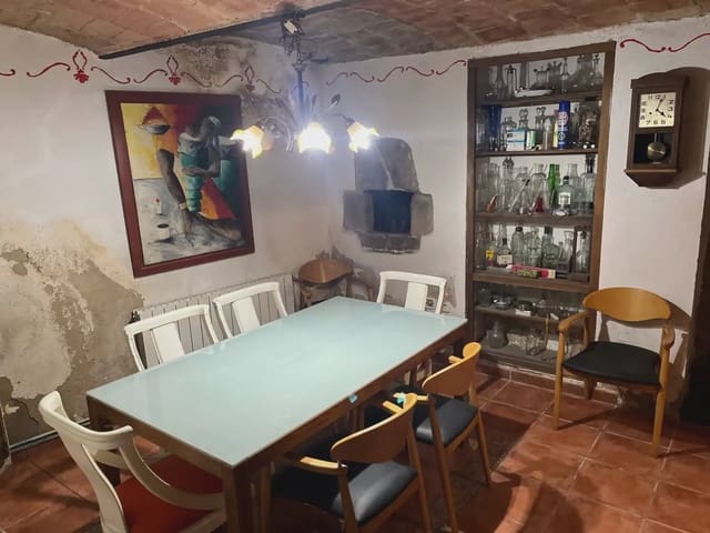 6 bedroom Semi-detached Villa for sale in Bescanó with pool garage - € 350,000 (Ref: 9850008)