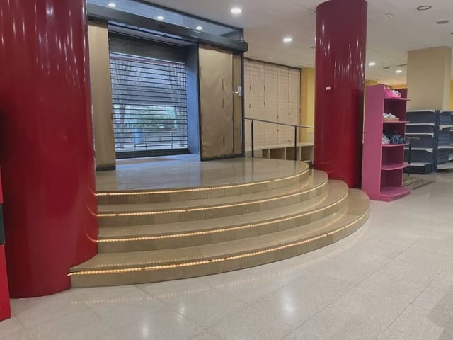 Commercial for sale in Girona city - € 743,000 (Ref: 9850016)