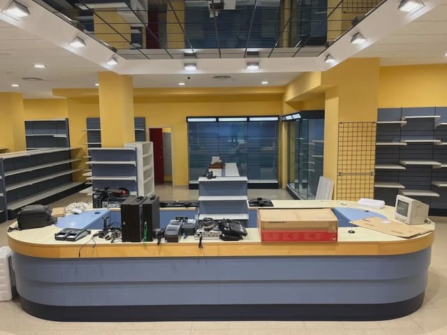 Commercial for sale in Girona city - € 743,000 (Ref: 9850016)