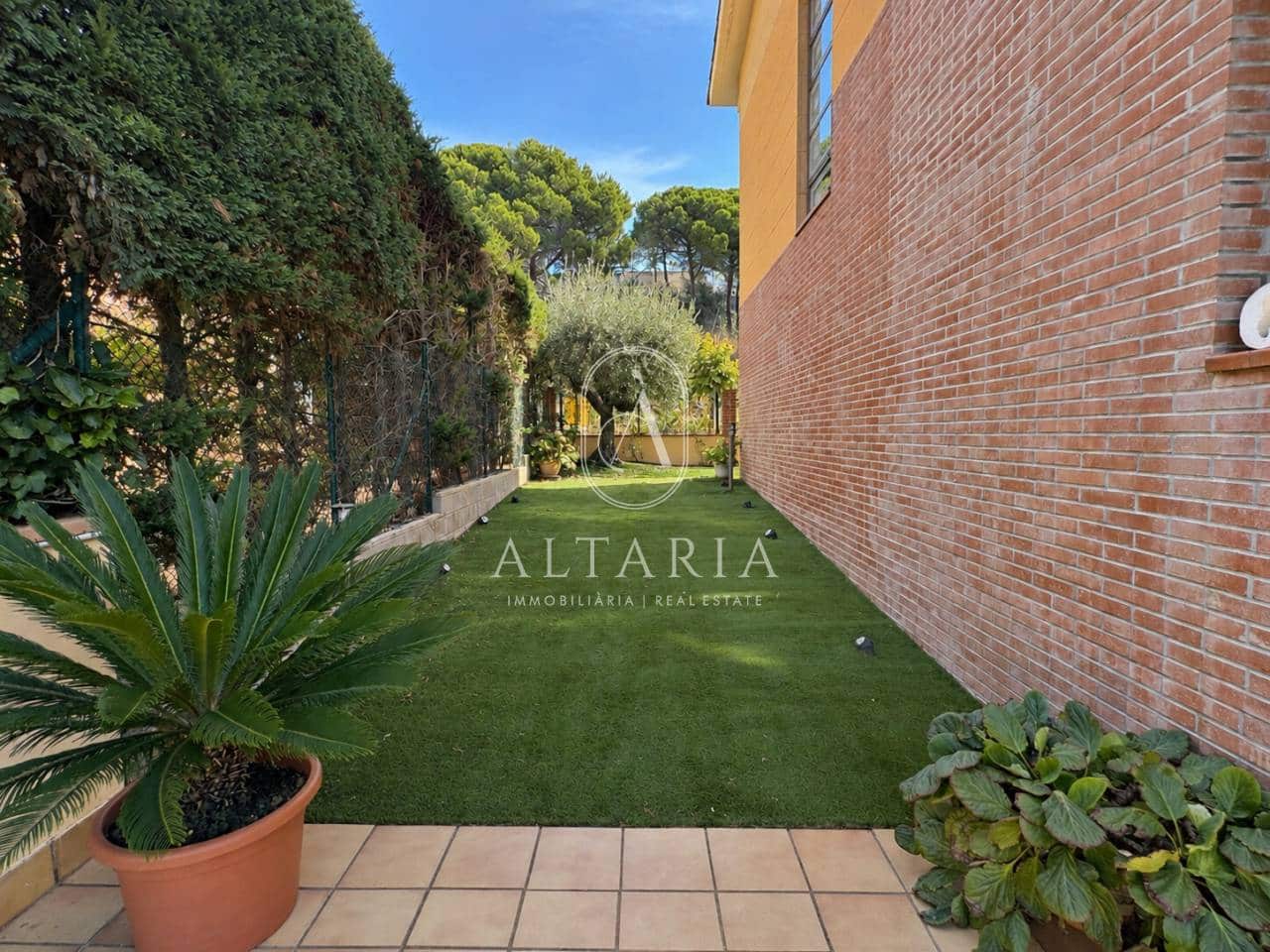 4 bedroom Semi-detached Villa for sale in Arenys de Mar with pool garage - € 648,000 (Ref: 10110464)