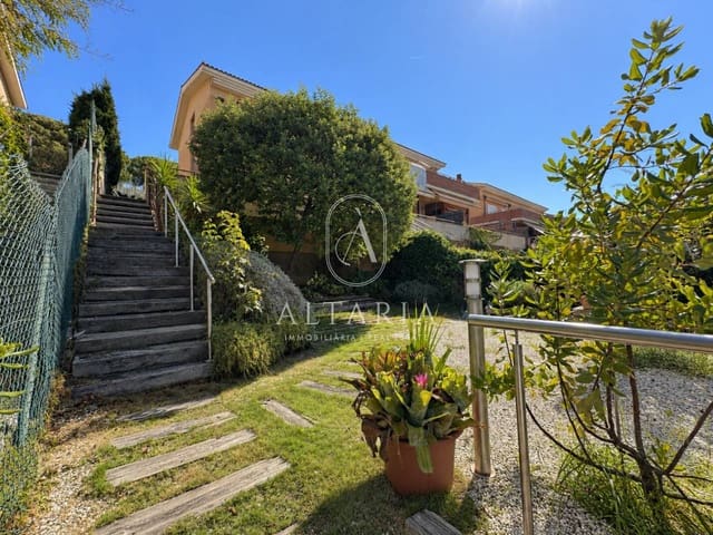 4 bedroom Semi-detached Villa for sale in Arenys de Mar with pool garage - € 648,000 (Ref: 10110464)