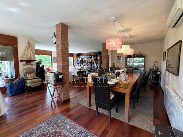 5 slaapkamer Villa te koop in Arenys de Munt met garage - € 649.000 (Ref: 9626253)