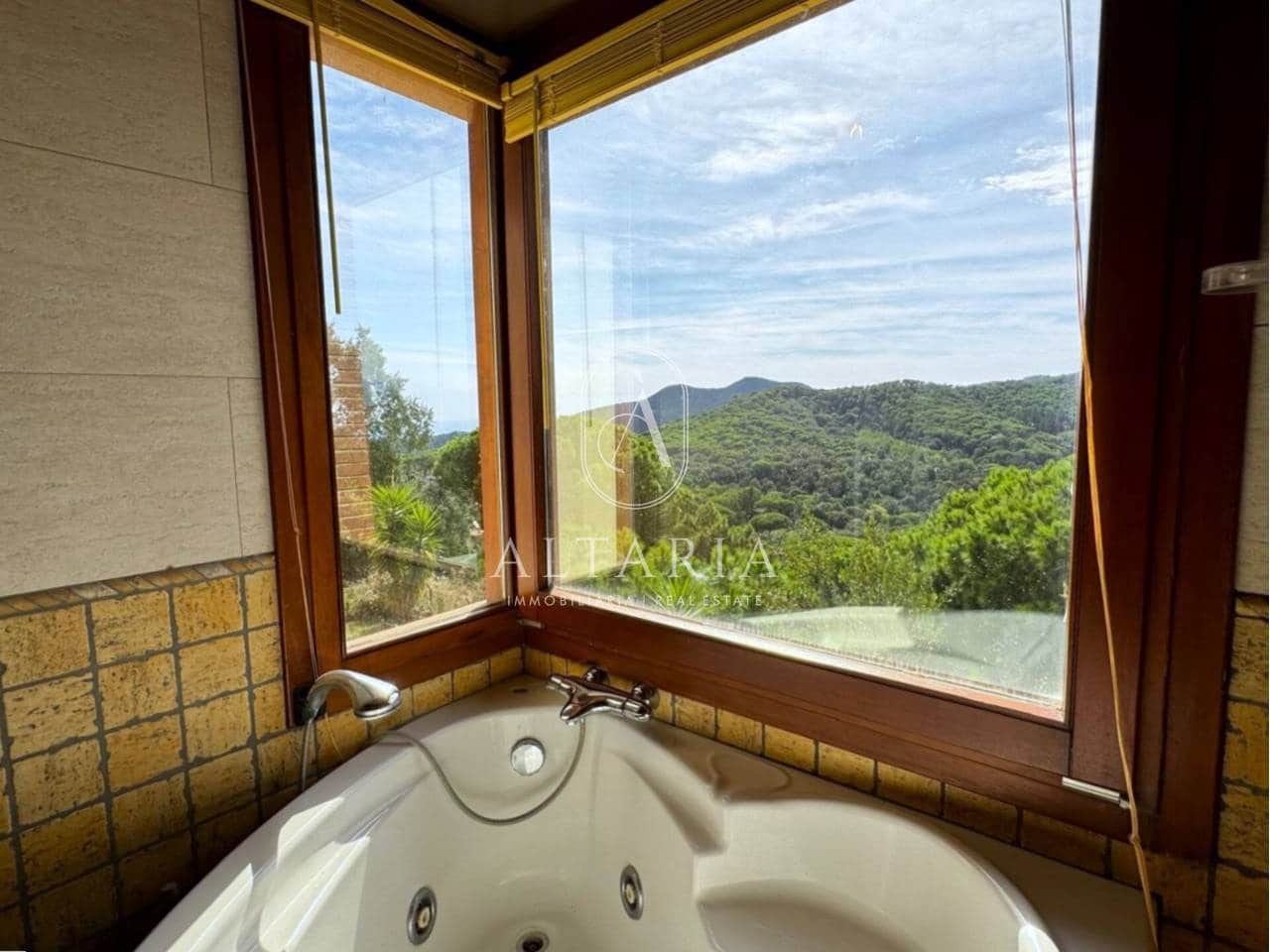 5 slaapkamer Villa te koop in Arenys de Munt met garage - € 649.000 (Ref: 9626253)