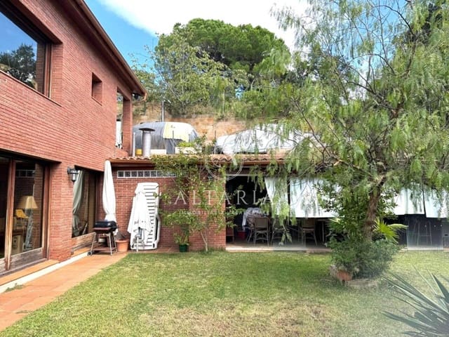 5 slaapkamer Villa te koop in Arenys de Munt met garage - € 649.000 (Ref: 9626253)