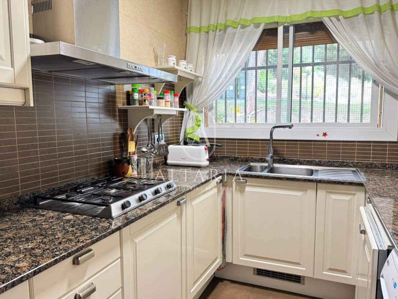 8 makuuhuone Maalaistalo myytävänä paikassa Mataro mukana uima-altaan 
autotalli - 890 000 € (Ref: 9626255)