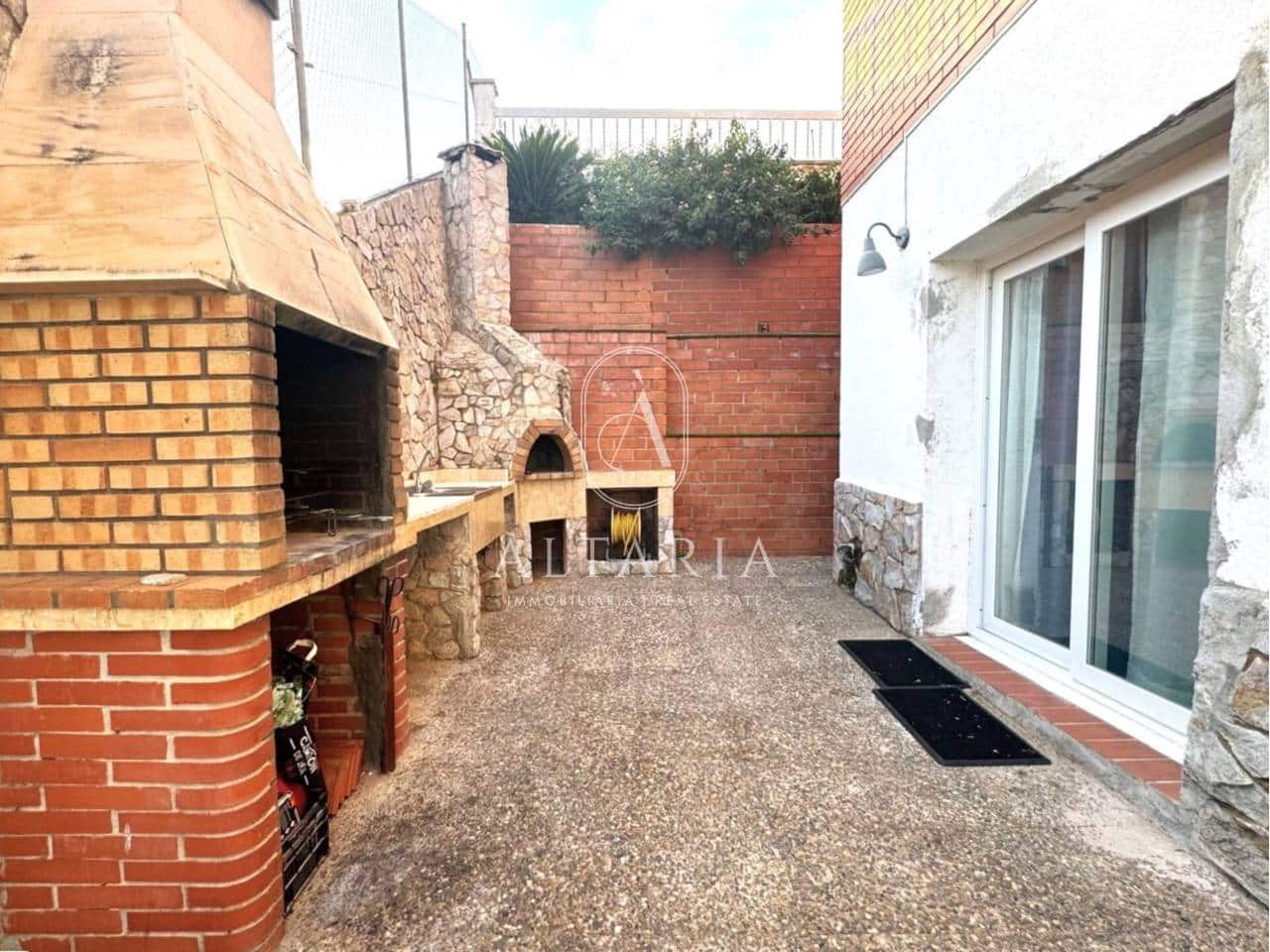 5 soveværelse Villa til salg i Santa Susanna med swimmingpool garage - € 454.000 (Ref: 9751502)